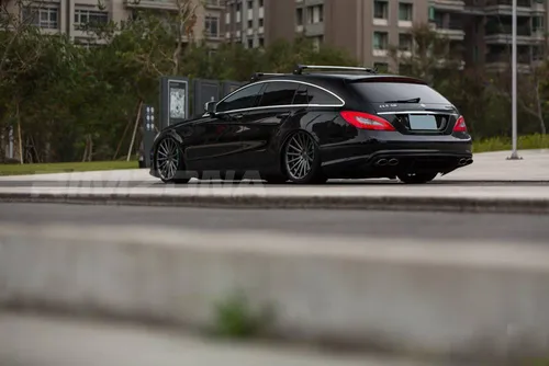 Литой диск В СТИЛЕ VOSSEN VFS2 R18 8J 5x112 ET38 dia 73.1 - Фото вживую на авто №3