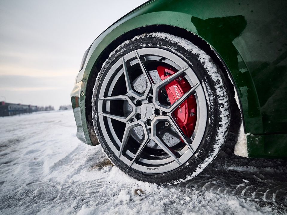 Какие зимние шины лучше, шипы или липучка
